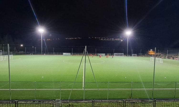 Camerino, nuovo look per il campo da calcio in erba sintetica: completati i lavori