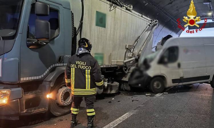 Tamponamento tra furgone e camion in A14: il traffico va in tilt, code chilometriche