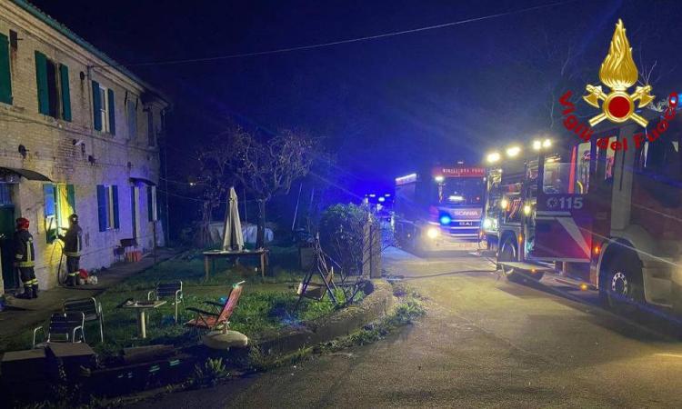 Incendio coinvolge due piani di un'abitazione: una persona ustionata