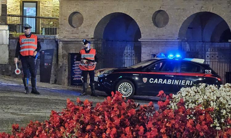 Macerata, intensificati i controlli per le feste: fermati 42 veicoli e 64 persone, multe e una patente ritirata