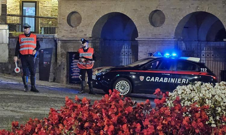 Macerata, intensificati i controlli per le feste: fermati 42 veicoli e 64 persone, multe e una patente ritirata Macerata, intensificati i controlli per le feste: fermati 42 veicoli e 64 persone, multe e una patente ritirata