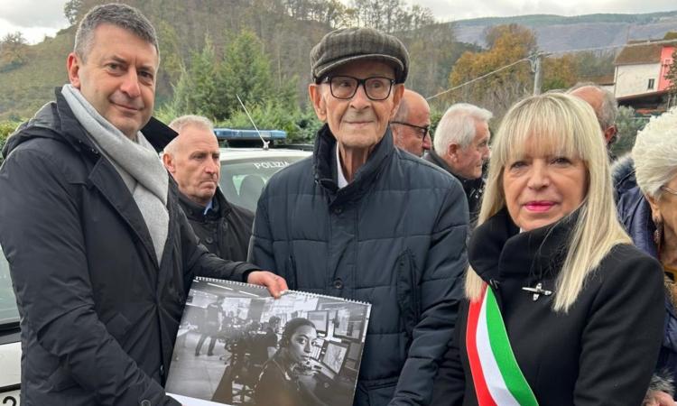 San Severino festeggia i 100 anni di Alessandro Sassaroli: per l'ex poliziotto picchetto d'onore e tante autorità presenti San Severino festeggia i 100 anni di Alessandro Sassaroli: per l'ex poliziotto picchetto d'onore e tante autorità presenti