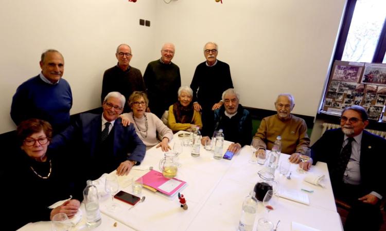 Un tuffo tra i banchi di scuola: Il 60° Anniversario della 5 B del 1965 di Macerata