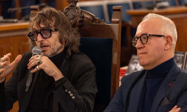 "Via Crux" a Civitanova: Cruciani presenta il suo libro e lancia un festival sulla libertà di pensiero "Via Crux" a Civitanova: Cruciani presenta il suo libro e lancia un festival sulla libertà di pensiero