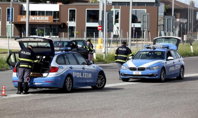 Fermato al casello dell'A14, in auto trovati 6 chili di hashish: in manette 64enne disoccupato Fermato al casello dell'A14, in auto trovati 6 chili di hashish: in manette 64enne disoccupato