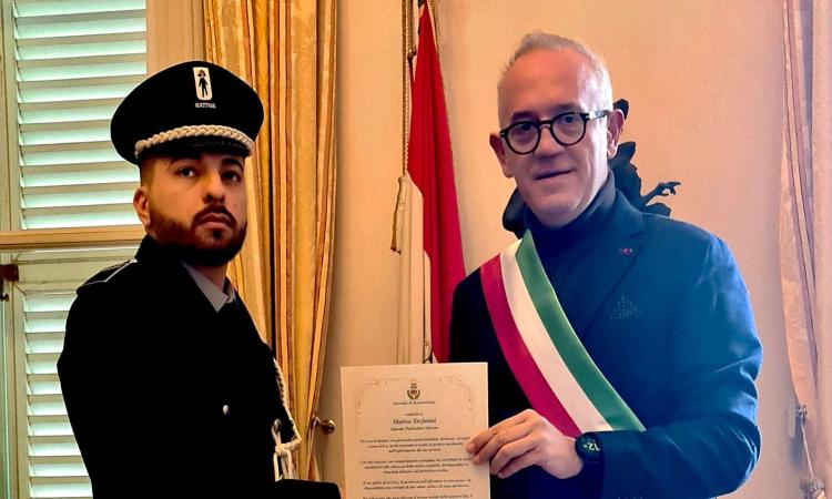 Civitanova, benemerenza per la guardia giurata Matteo Stefanini: "Esemplare contributo alla sicurezza della città" Civitanova, benemerenza per la guardia giurata Matteo Stefanini: "Esemplare contributo alla sicurezza della città"