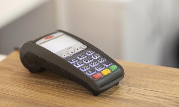 Vantaggi e svantaggi dei micropagamenti con POS: cosa devi sapere