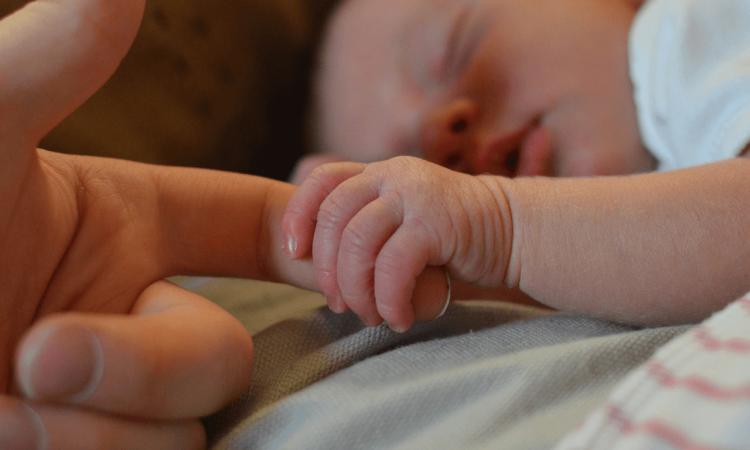 Neonato a pancia in giù: perché è rischioso e come intervenire