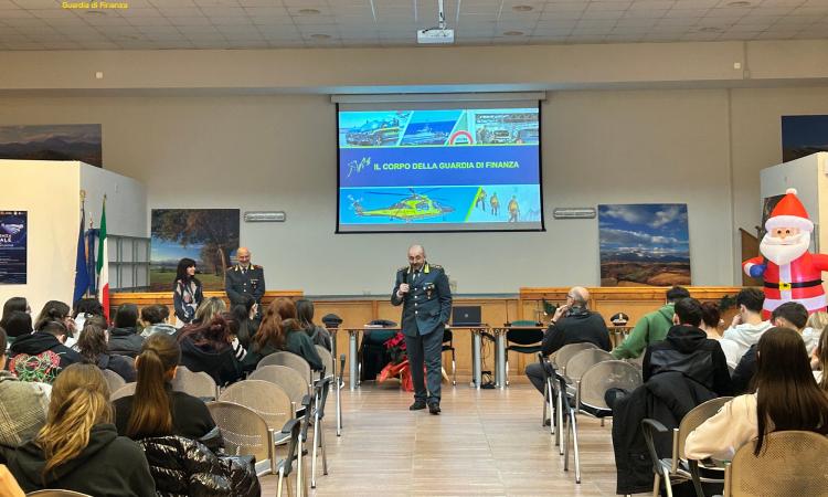 A lezione di legalità economico-finanziaria: le Fiamme Gialle in cattedra al "Matteo Ricci" A lezione di legalità economico-finanziaria: le Fiamme Gialle in cattedra al "Matteo Ricci"