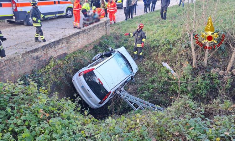 Jesi, perde il controllo dell'auto e finisce in un canale: donna estratta dai vigili del fuoco (FOTO)