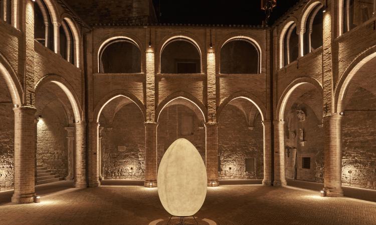 Chiostro del duomo di Castello al Monte: l'illuminazione continua a meravigliare