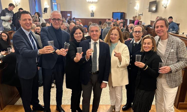 Civitanova, auguri di Natale tra giunta e dipendenti comunali: "Previste nuove assunzioni" Civitanova, auguri di Natale tra giunta e dipendenti comunali: "Previste nuove assunzioni"