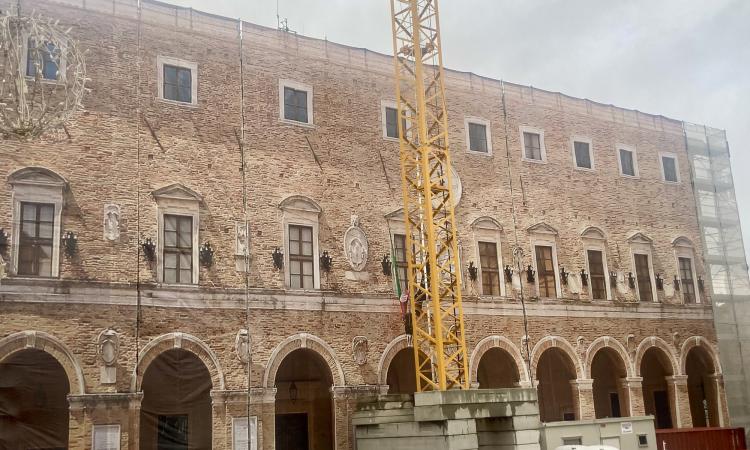 Treia, schermatura sulla facciata del Palazzo comunale: "Passo avanti per la ricostruzione"