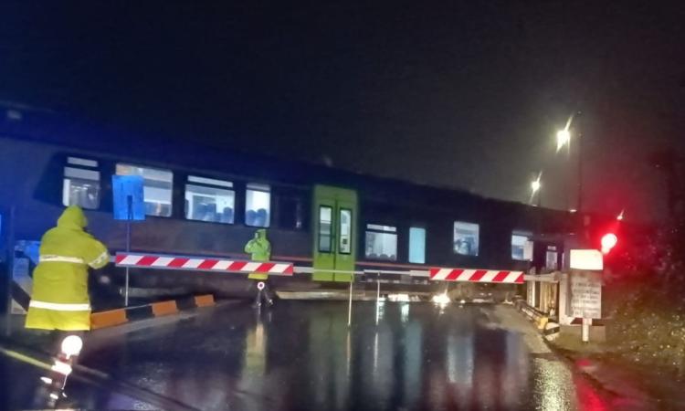 Macerata, auto incastrata nel passaggio a livello e pianta caduta: caos in via Roma, traffico in tilt