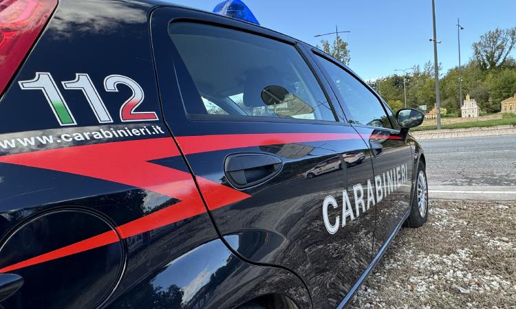 Tolentino, in auto coltello a serramanico e tirapugni: denunciato studente 19enne