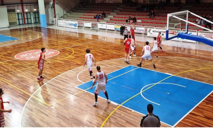 Pallacanestro, la Climacalor si scioglie nel derby: il Basket Tolentino vince 70-49 Pallacanestro, la Climacalor si scioglie nel derby: il Basket Tolentino vince 70-49