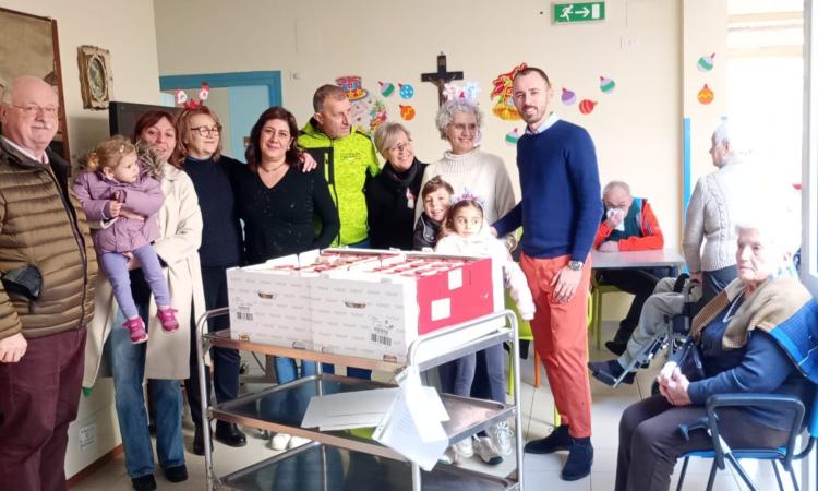 Matelica, l'amministrazione comunale in visita alla casa di riposo di via De Luca per gli auguri di Natale