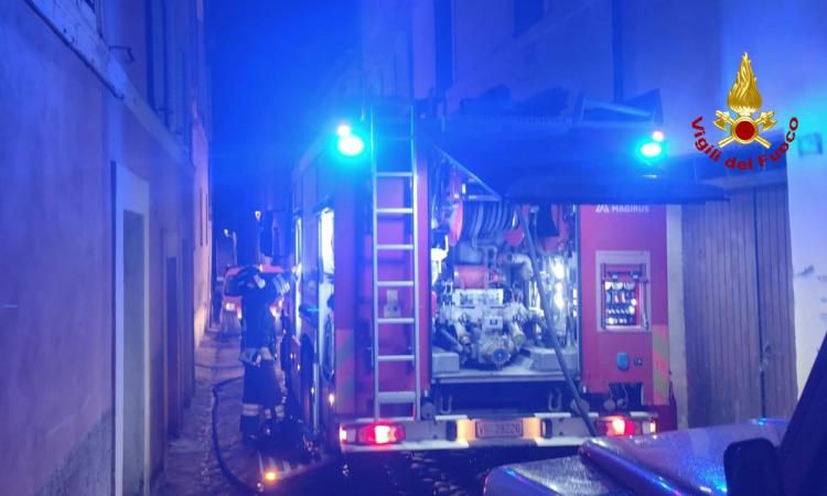 Fiamme in un appartamento a San Severino: intervengono i vigili del fuoco