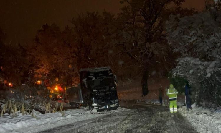 Camerino, camion esce di strada per la neve: strada chiusa al traffico (FOTO)