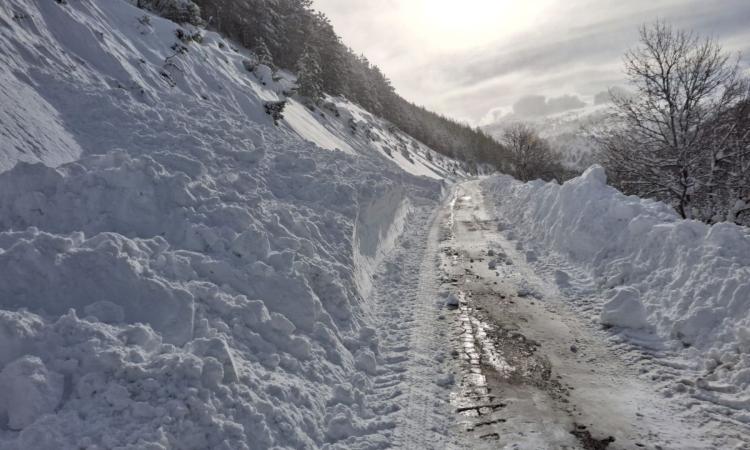 Tormenta di neve nell'entroterra, chiuse due strade. Parcaroli: “Non avventuratevi, situazione critica"