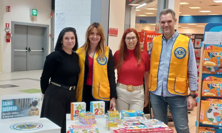 Macerata, "uno zaino sospeso contro il caro scuola" Macerata, "uno zaino sospeso contro il caro scuola"
