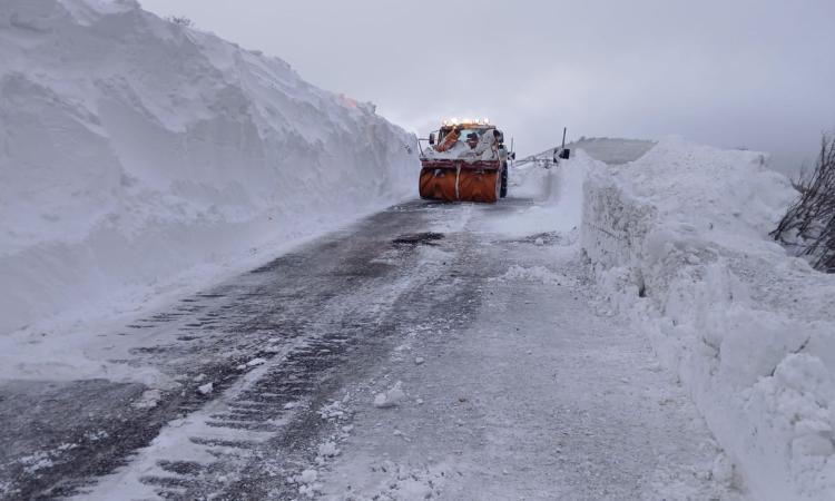 Maltempo e neve, al lavoro senza sosta per riaprire le strade: restano chiuse la Sp 156 e altre arterie montane Maltempo e neve, al lavoro senza sosta per riaprire le strade: restano chiuse la Sp 156 e altre arterie montane