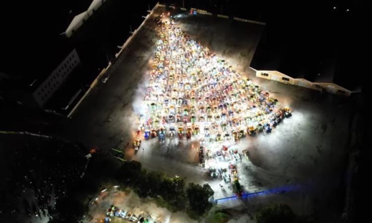 Villa Potenza si supera, 268 trattori accendono l'albero di Natale: è (momentaneo) record italiano (VIDEO)