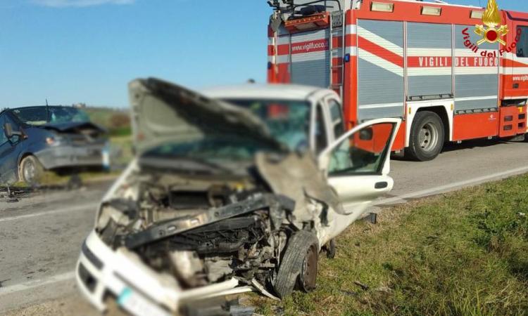 Corridonia, violento scontro tra furgone e auto: due feriti, uno a Torrette