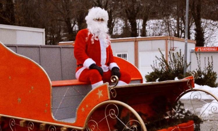 A Pieve Torina è arrivato Babbo Natale a bordo della sua magica slitta A Pieve Torina è arrivato Babbo Natale a bordo della sua magica slitta