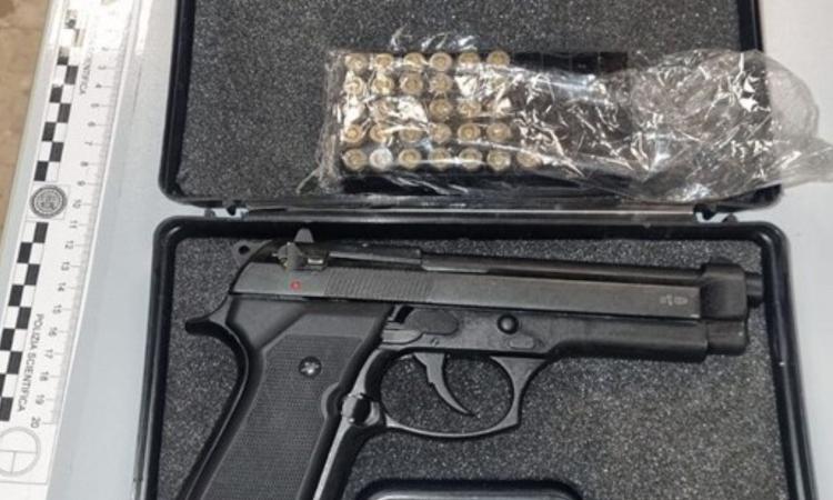 Litigio tra vicine di casa degenera, una donna minaccia l'altra con una pistola "scacciacani": denunciata Litigio tra vicine di casa degenera, una donna minaccia l'altra con una pistola "scacciacani": denunciata
