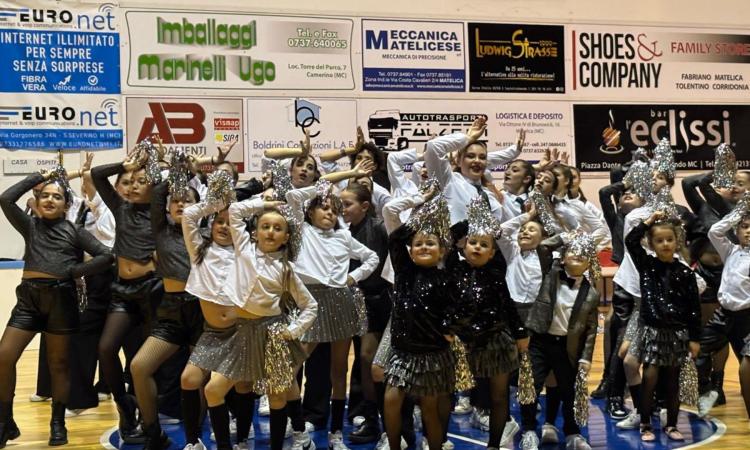 Castelraimondo, un palazzetto gremito per "Giochi sotto l'albero": applausi per i talenti della Joy Dance Castelraimondo, un palazzetto gremito per "Giochi sotto l'albero": applausi per i talenti della Joy Dance