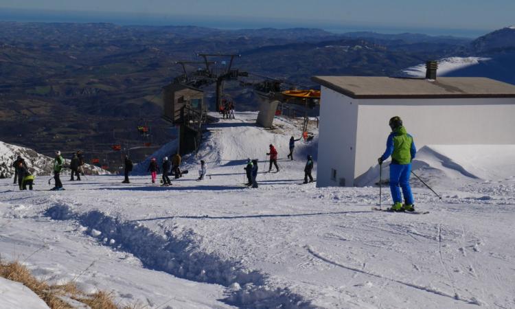 Sassotetto, sole splendente e neve perfetta: folla di sciatori per la prima domenica sulla neve (FOTO e VIDEO)