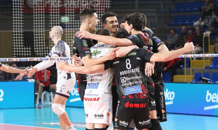 La Lube chiude il 2024 con il sorriso, il tie break vincente con Milano vale il ritorno in Final Four di Coppa Italia La Lube chiude il 2024 con il sorriso, il tie break vincente con Milano vale il ritorno in Final Four di Coppa Italia