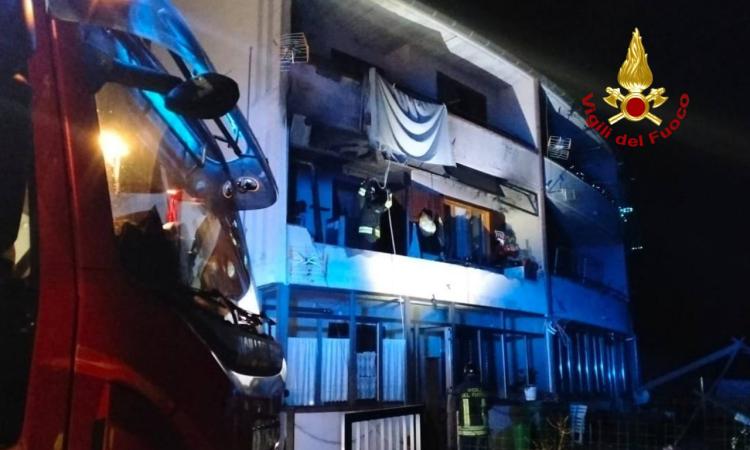 Esplode una caldaia a Gpl sul balcone di un appartamento: pronto intervento dei vigili del fuoco Esplode una caldaia a Gpl sul balcone di un appartamento: pronto intervento dei vigili del fuoco