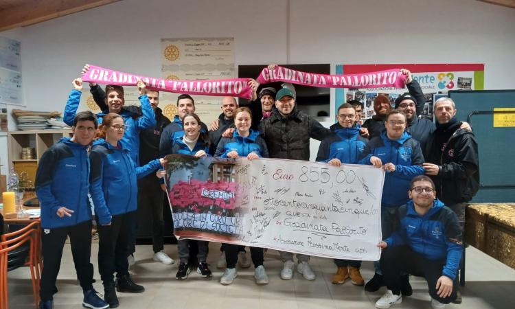 Tolentino, solidarietà cremisi: donate maglie termiche ai ragazzi di LiberaMente Tolentino, solidarietà cremisi: donate maglie termiche ai ragazzi di LiberaMente