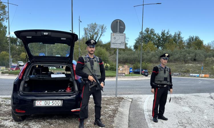 Tolentino - Un operaio beccato col profumo rubato, 20enne con l'hashish alla stazione: Natale di controlli per i carabinieri