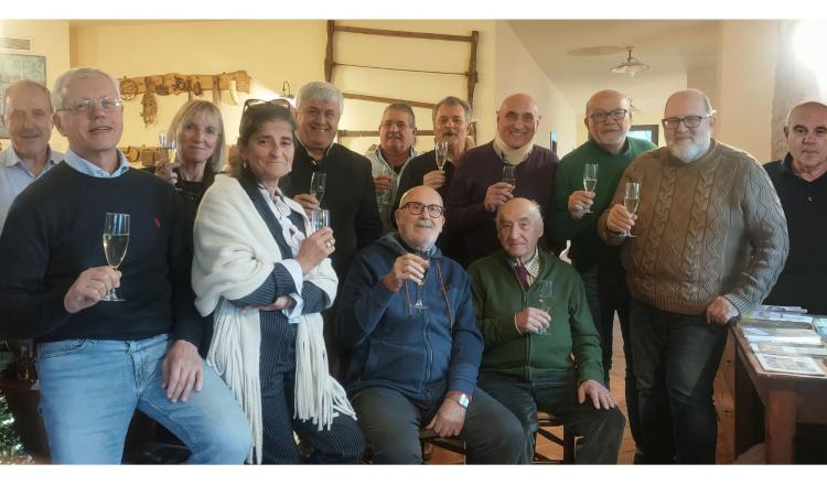 Macerata, la magia di un incontro: ex studenti del 5° B dell'Agrario si ritrovano dopo 45 anni Macerata, la magia di un incontro: ex studenti del 5° B dell'Agrario si ritrovano dopo 45 anni