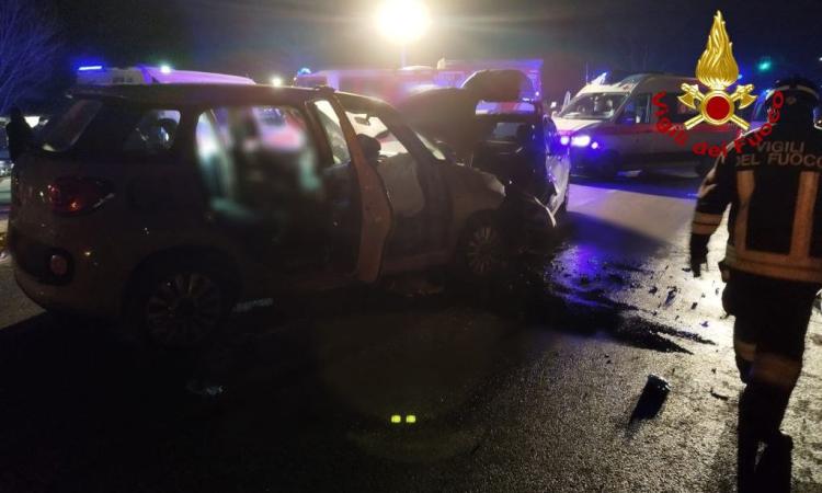 Violento scontro tra auto a Gagliole: otto feriti, due donne trasportate a Torrette Violento scontro tra auto a Gagliole: otto feriti, due donne trasportate a Torrette
