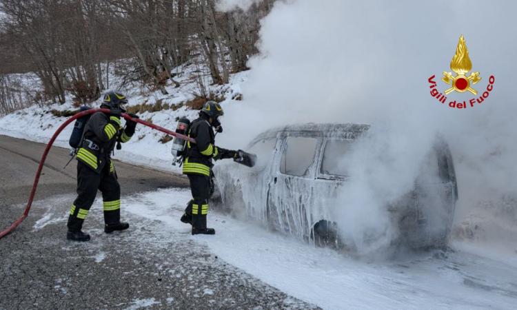 Auto a metano divorata dalle fiamme: intervento dei vigili del fuoco a Castelsantangelo sul Nera