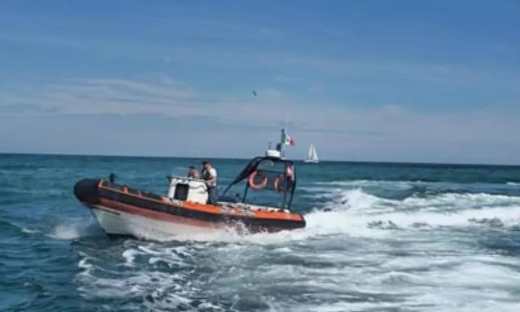 Barca da pesca affonda nei pressi della  foce del Musone: equipaggio in salvo