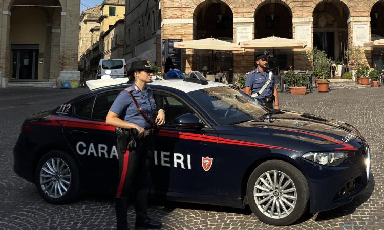 Macerata, ruba generi alimentari in un supermercato, poi reagisce al controllo: denunciato 26enne