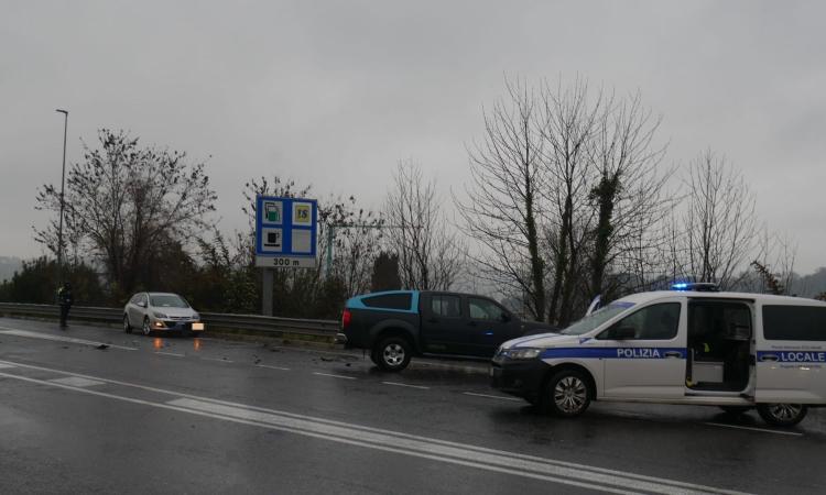 Macerata, incidente all'uscita della galleria: scontro tra auto e pick-up, due feriti (FOTO)