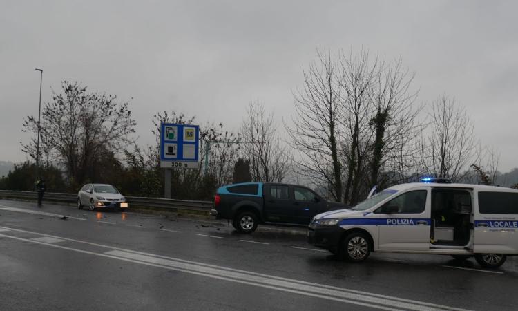 Macerata, incidente all'uscita della galleria: scontro tra auto e pick-up, due feriti (FOTO) Macerata, incidente all'uscita della galleria: scontro tra auto e pick-up, due feriti (FOTO)