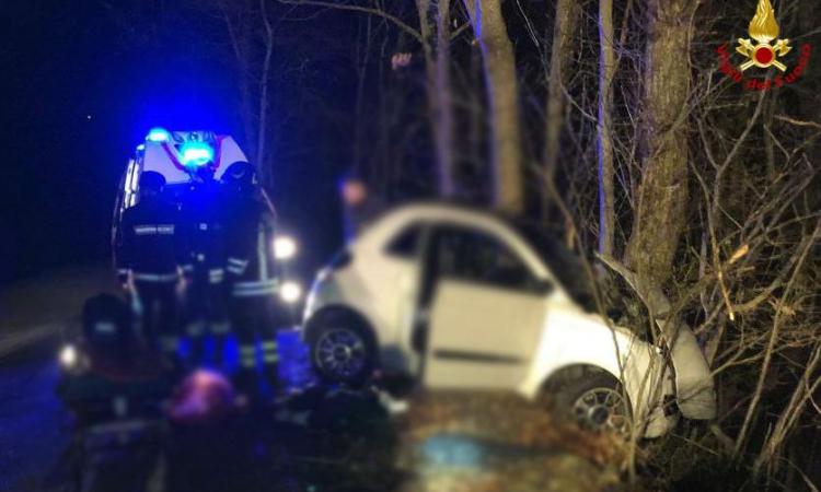 Matelica, minicar finisce contro un albero nella notte: feriti due minorenni