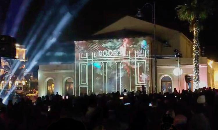 Porto Recanati tra fuoco, acqua, terra e aria: la magia di "Eterea" accende la piazza Porto Recanati tra fuoco, acqua, terra e aria: la magia di "Eterea" accende la piazza
