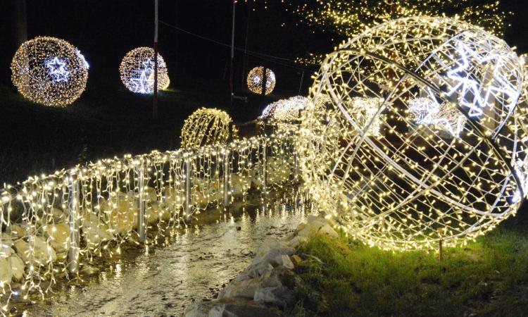 A Pieve Torina il Natale non finisce: il sentiero delle acque rimarrà illuminato