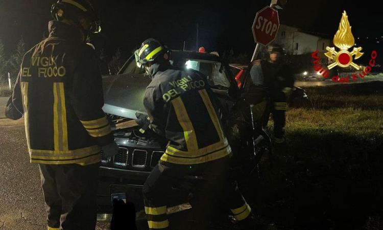 Recanati, schianto tra due auto all'incrocio: tre feriti trasportati all'ospedale