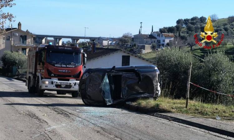 Perde il controllo dell'auto e si ribalta sulla carreggiata: conducente estratta dalle lamiere