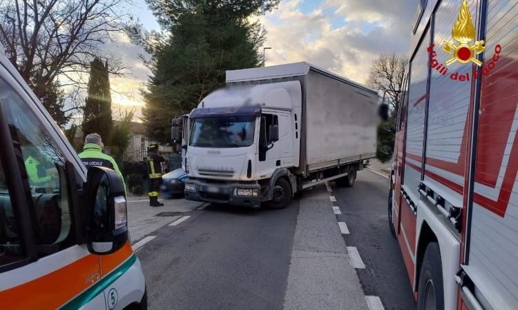 Civitanova, scontro tra auto e camion: due ferite estratte dall'abitacolo dai vigili del fuoco Civitanova, scontro tra auto e camion: due ferite estratte dall'abitacolo dai vigili del fuoco