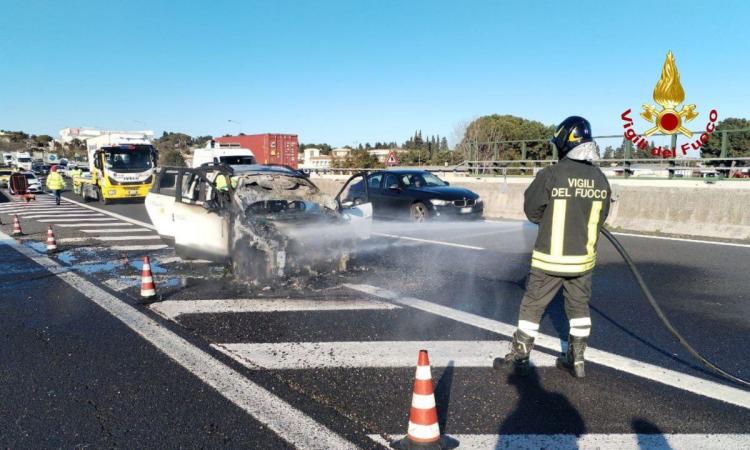 Incendio in A14: auto in fiamme dopo un tamponamento